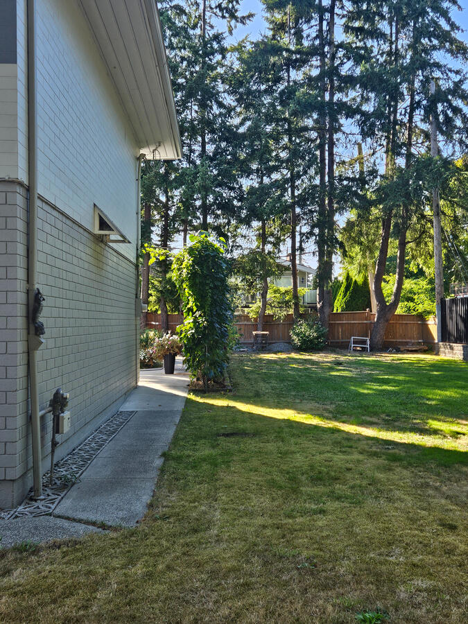 Exterior & Entrance Exterior & Entrance