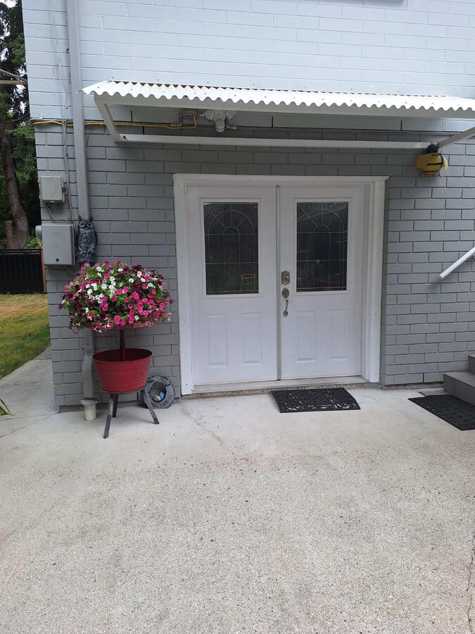 Exterior & Entrance